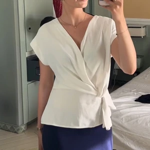 Blus från zara - Jättefin blus från zara! Säljer för den inte används så mycket så tröjan är i nyskick bara använd en gång😊