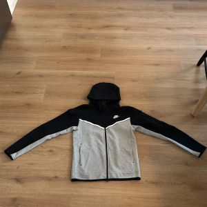 Svart grå Nike tech - Storlek S  Knappast använd (Max 5 gånger)
