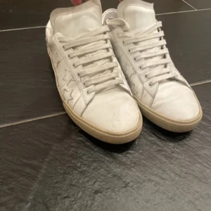 Saint Laurent skor - Säljer dessa asfeta ysl skor med stjärnor i storlek 43. Inget og tillkommer men skorna generellt skick är bra. Hör gärna av dig om eventuella frågor.