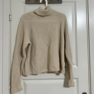 Stickad tröja  - Snygg och varm stickad tröja. Perfekt nu inför hösten 🍁🍂☕️