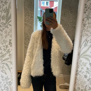 Pälsjacka  - En fin pälsjacka ifrån hm, i fantastisk skick🥰 pris kan diskuteras!