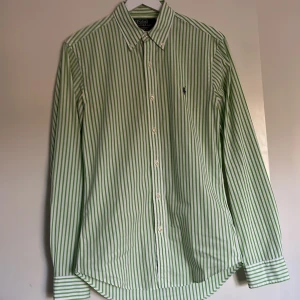 Randig skjorta - Grön-vit randig skjorta från Ralph Lauren. Skick 9/10