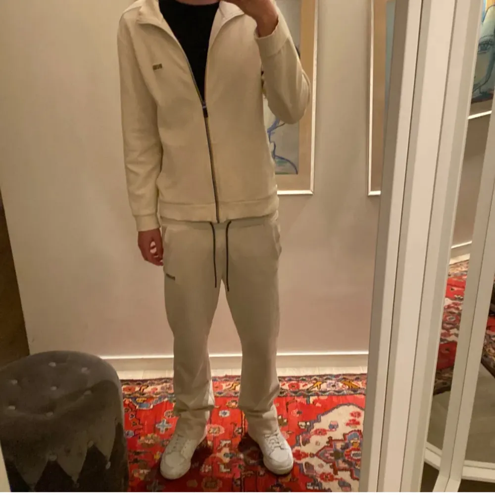 Säljer min boss dress, storlek M själva tröjan är lite för liten för mig och jag är 185 Skick 7/10 lite smuts längst ner på benen på bakre sidan. Färgen är beige/vit Nypris: 3400. Jackor.