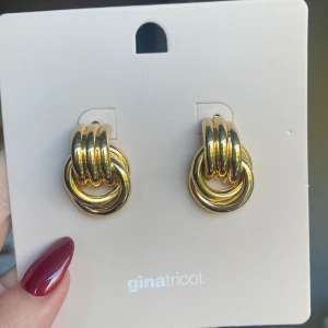 Guldörhängen - Helt oanvända från GinaTricot!! 