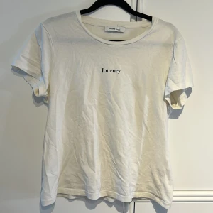 Samsoe samsoe t-shirt - Vit t-shirt i vanlig passform. Tryck på bröstet.
