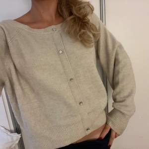 Beige stickad tröja från hm. Färgen på första bilden är mest korrekt. Den är stretchig och rätt så stor upptill därför kan man oxå ha den som en off-shoulder  tröja. Storleken är L men tycker s eller m beskriver tröjans storlek bättre.