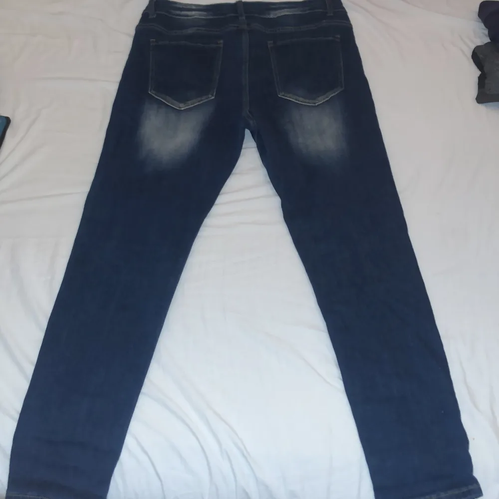 Säljer dessa jeans eftersom jag inte använder de längre. Pris kan sänkas vid snabb affär. Storlek är L men de passar även M. Hör av er vid frågor.. Jeans & Byxor.