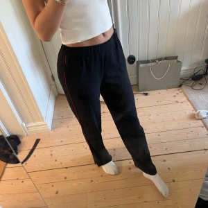 Second female byxor - Sköna byxor från second female med en röd detalj på sidan. Storlek xs✨