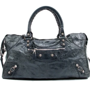 Svart Balenciaga part-time bag - Intressekoll på min svarta Balenciaga part-time väska. Köpt i collectors cage butik i Köpenhamn för 10 000 och både äkthetsbevis samt dustbag medkommer. 43 cm bred, 23 cm hög och 18 cm djup.