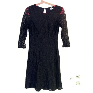 Saint tropez svart spets klänning - Svart spets klänning, har två slittar på ärmarna. Använder inte längre för att den är för liten för mig nu