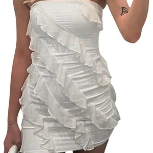 Gullig studenten klänning - Beställa denna för att ha på studenten men använde de till annat, bara använd en gång inne. Den är inte fläckig och 9/10 skick. Pris kan diskuteras. Inte genomskilnigt (första bilden är lånad, klänningen sitter likadant)