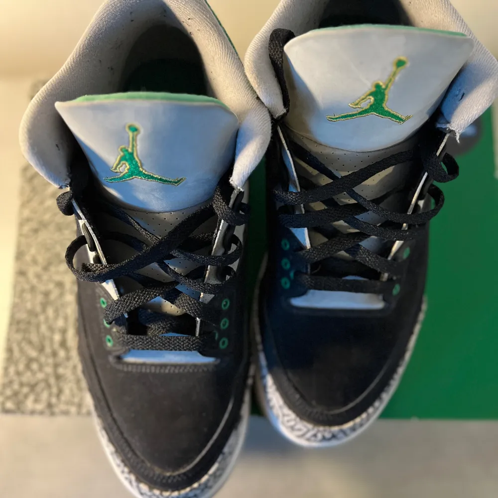 Jordan 3 pine green storlek 44, bra skick, Elefant mönstrad detalj runt skorna och kartong! Nypris 4000kr, Restocks verifierad!! FÖRST TILL KVARN SOM GÄLLER!. Skor.