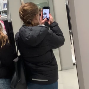 Vinterjacka - Säljer denna varma vinterjackan från Everest🌄vill bli av med den för jag ska köpa en ny vinterjacka. Har använt den 2 vintrar i rad men den är fortfarande i fint skick🤍🤍