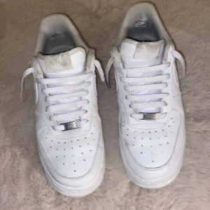 Airforce 1 | Nike  - Airforce 1 från merchsweden köpta innan sommarlovet | lite slitna i hälen inuti skorna | helt nytvättade med skrubb och vit färg