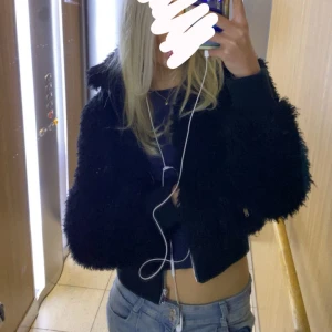 Svart fluffig jacka - superfin svart fluffig jacka från ginatricot🖤 storlek 36, i bra skick!! också väldigt varm och mysig💕💕💕