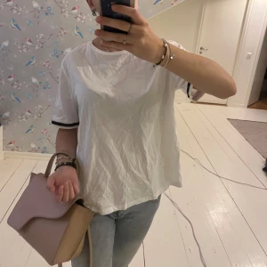 Zara T-shirt  - Den är super fin och nästan oanvänd, storlek L men passar mig som är en S, så passar S-L beroende på hur man vill att den ska sitta🥰