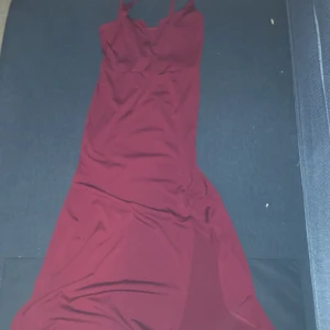 En mörk röd bal klänign används en gång  - XS