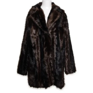 päls jacka  - säljer en pälsjacka som är brun och svart. jackan har även tiger tryck  ( möts ädas up❗️ om du vill jag ska frakta så kostar det dubbelt.)