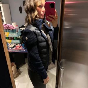 Moncler cardigan xs - Mörkblå cardigan från moncler. Äkta men saknas kvitto samt att lapparna inuti är bortklippta då jackan sytts in några cm i midjan. Har dock bild på när lapparna satt inuti. Öppen för byte mot cardigan i s. Modellen heter maglione tricot cardigan.