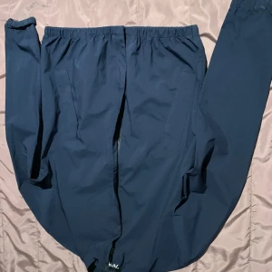 Mörkblå byxor från Zara - Säljer ett par mörkblå jacka från Zara. De har en elastisk midja för extra komfort och är perfekta. 