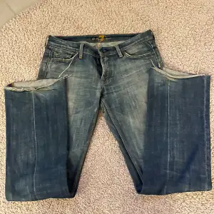 Så snygga lowwaist bootcut jeans från 7 for all mankind. Köpta second hand. Klippta där nere och lite slitna samt lagade mellan benen men det är inget som synd när man har på sig dom.🩵hör av dig vid fler frågor eller bilder.