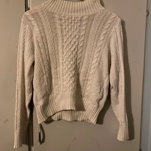 Stickad tröja - Rory Gilmore inspirerad tröja! Fin! Köpt thrifted! Skriv ifall du vill ha fler bilder 