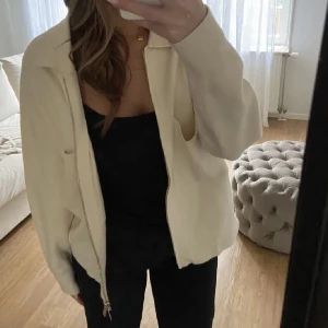 Massimo dutti - Offwhite kofta från massimo dutti i storlek L.