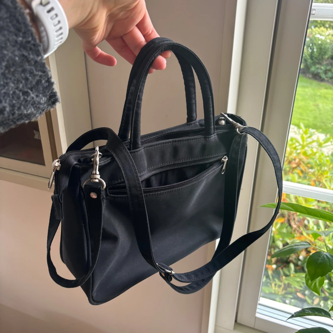 Hand och axelremsväska 