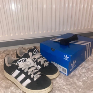 Adidas Campus - ‼️Priset kan diskuteras‼️ Skicket är 9/10 dem är nästan som nya. Man får med box och snören. Skorna passar också 42.
