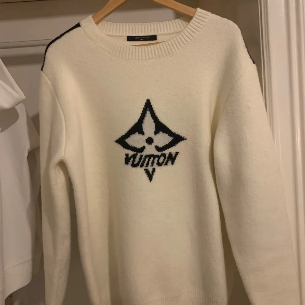 Säljer denna över crewneck i helt nytt skick!. Tröjor & Koftor.