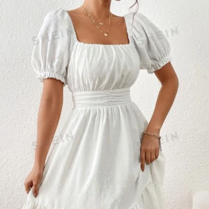 Säljer denna klänning från SHEIN då den aldrig har används  - Storlek L  Nyskick 