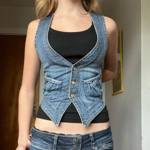 Jeans väst - Säljer denna supersöta och vintage jeansvästen!!😍😍sitter så fint på kroppen och är bara ett perfekt plagg nu till hösten🍂 Kom privat för fler frågor eller undringar skriv privat❤️❤️