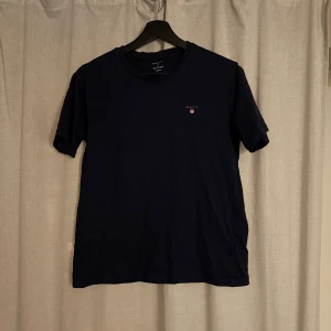 Mörkblå t-shirt från GANT - Säljer en fin mörkblå T-shirt i storlek S! Bra skick.