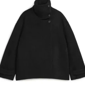 Svart arket kappa  - Säljer min kappa från arket då jag har köpt en ny liknande. I bra skick! Väldigt varm, funkar både under höst och vinter 