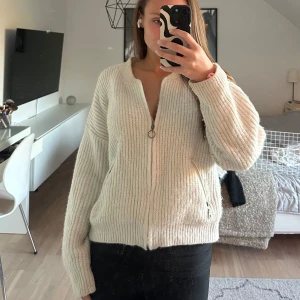 Vit stickad tröja - Vit stickad tröja med dragkedja