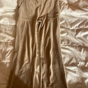 Juicy conture byxor  - Säljer mina beiga juicy conture byxor.  Jag har använt dem få tall gånger dem ser ut som nya har inga skador på sig eller något säljer den pågrund av att jag inte använder dem längre. 