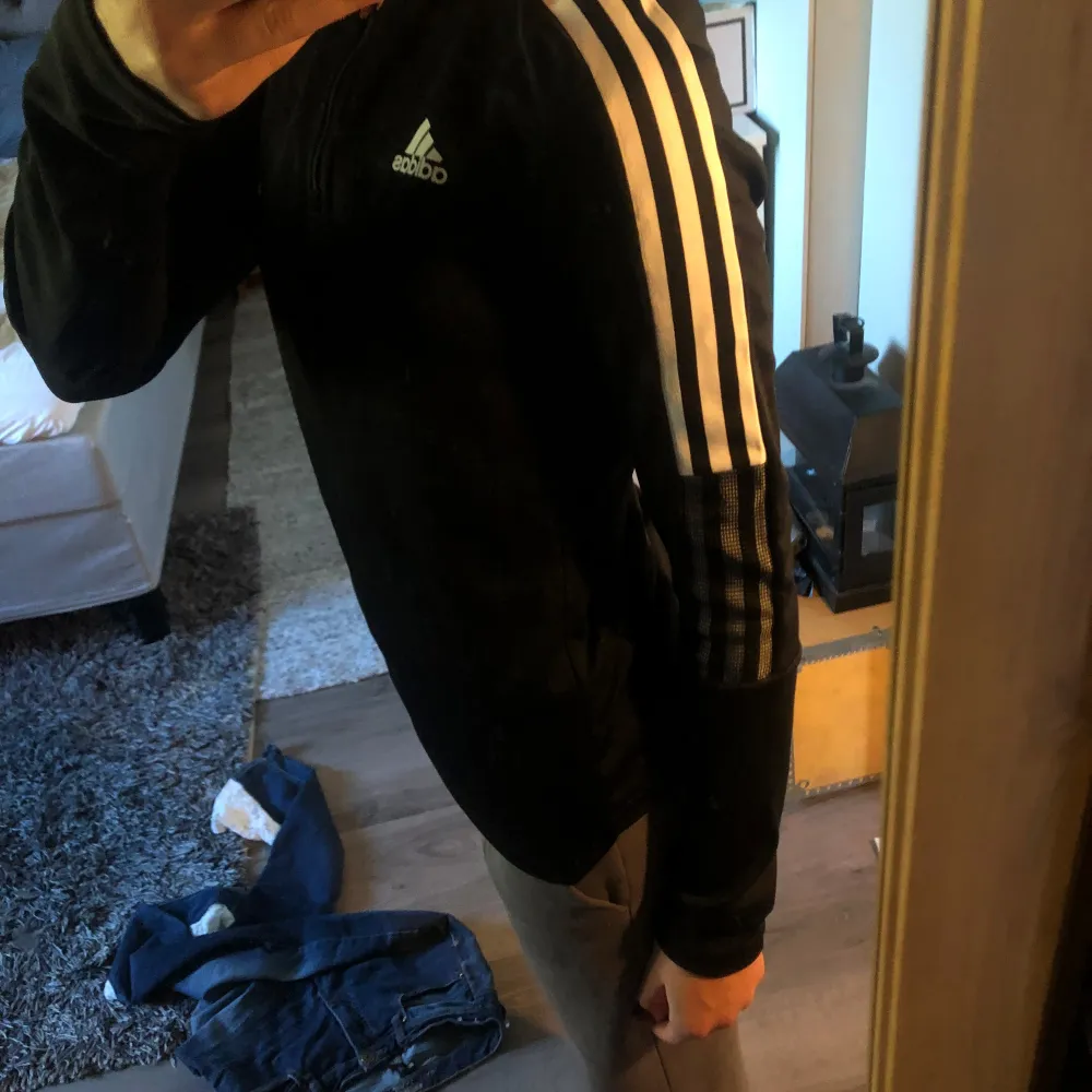 Svart Adidas tröja i storlek XS. Har haft den typ 5 gånger. Säljer den för jag inte använder den. Skön och luftig, men varm på vintern. Perfekt om man ska träna eller springa ute. 🖤⚡️😍🫶🏻🙏🏼. Sportswear.