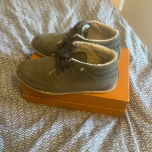 Vinterskor som värmer - Mockavinter skor som värmer på insidan med hjälp av bomull. Storlek 42. Jätte sköna och varma, perfekt inför vintern. 