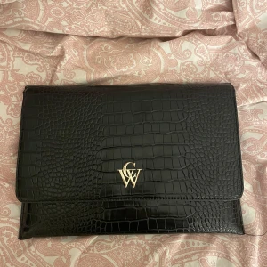 Carin Wester datorfodral - Säljer nu mitt Carin Wester datorfodral. Jätte fint och skoldator får plats😊 Finns defekter på märket då färgen försvunnit lite. Ordinarie pris 399kr