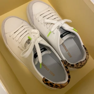 Arigato skor med leopard tryck - Fick dem i födelsedagspresent, inte min stil. Aldrig använda . Nypris 2800