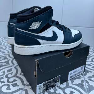 Säljer dessa snygga air jordan 1 mid i färgen Armory Navy! Köparen får även med originalförpackningen💕 Köptes för 2500, men säljer nu för mycket billigare då de är väl använda  Skorna är i storlek 39 och är i en blå/grön färg, med färgad sula!