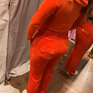 juicy couture- limited edition  - Limited edition sett som inte säljs längre.  Inköpspris: 2500kr  600kr per del  1000kr för båda ihop   Byxor: storlek L  Tröja: storlek M  Ny- Använd 2-3 gånger.  Är mer röd än vad det ser ut.