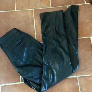 Skinnbyxor - Säljer ett par snygga svarta byxor från 157 i storlek dam xxs. De är i bra skick och redo att bäras av någon som vill sticka ut! Perfekta till vintern då dom är lite små lurviga inuti!