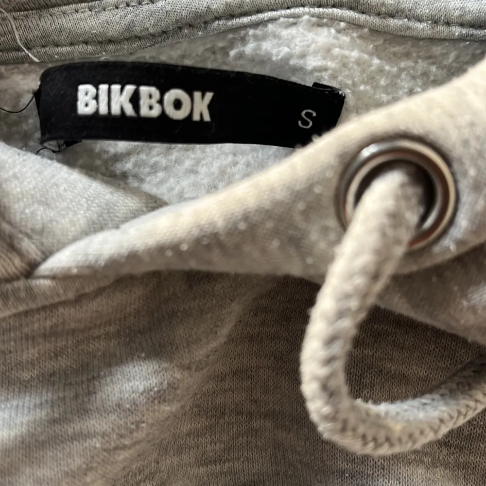 Supermysig grå bikbok tröja, säljer eftersom att den inte kommer till så mycket användning 💕 Smått nopprig men ingenting som syns. Ordinarie pris: 400kr. Hoodies.