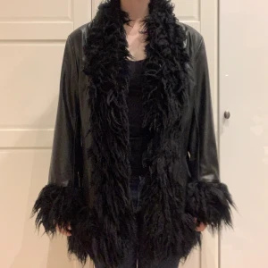 Kappa med päls🤩 - Storlek M så sitter lite oversized på mig som är xs-s💕 passar perfekt till hösten. Knäppen fram. Fejkskinn