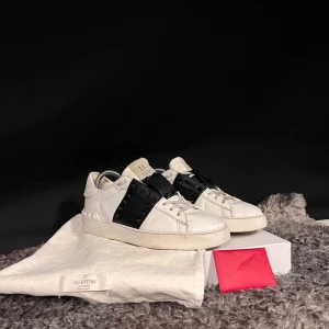 Valentino skor - Valentino Rockstud sneakers! Fint skick. Sitter 0,5-1 storlek stort🤩ingår extra snören . Hör av er om frågor och funderingar MVH West Supply!!!🤩