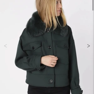 Meotine jacka - Säljer mina gröna Meotine jacka med päls. Jättebra skick. Typ använd 3 gånger. Slutsåld på hemsidan!