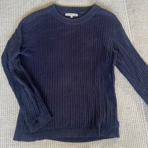 Tröja - Jättefin tröja från Flash! Tröjan är mörkblå och är som ni ser på bilden lite stor för mig😅 Jättebra kvalite!