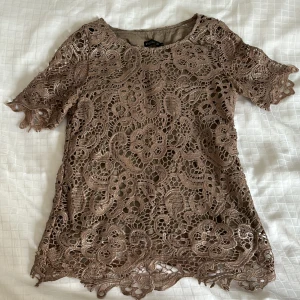 Spets topp - Jättefin spetstopp!! Köpt för några år sedan från STOCKH LM. Jättecool brun/beige glansig färg🥰