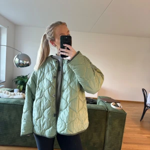 Grön quiltad jacka - Från Lindex, inga tecken på användning!